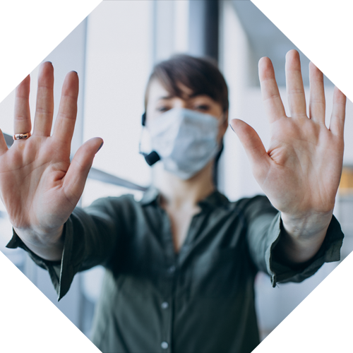 Profesional de la salud indicando una medida preventiva
