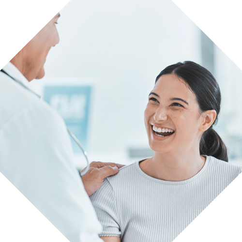 Paciente conversando con una profesional de la salud